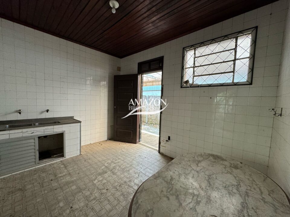 CASA TÉRREA EM ADRIANÓPOLIS 450 m2 - DISPONÍVEL PARA VENDA