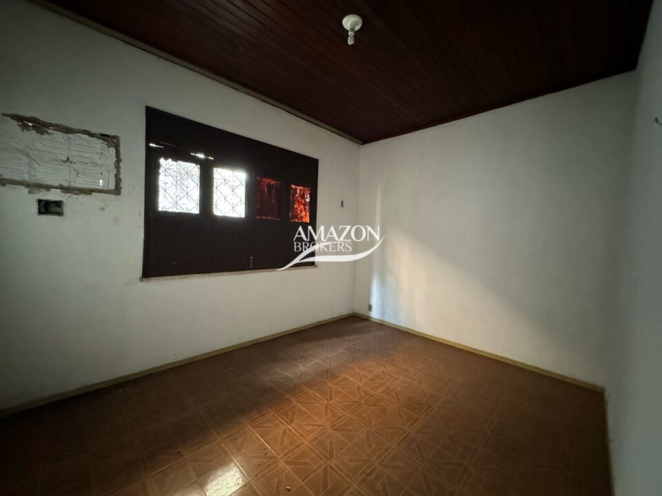 CASA TÉRREA EM ADRIANÓPOLIS 450 m2 - DISPONÍVEL PARA VENDA