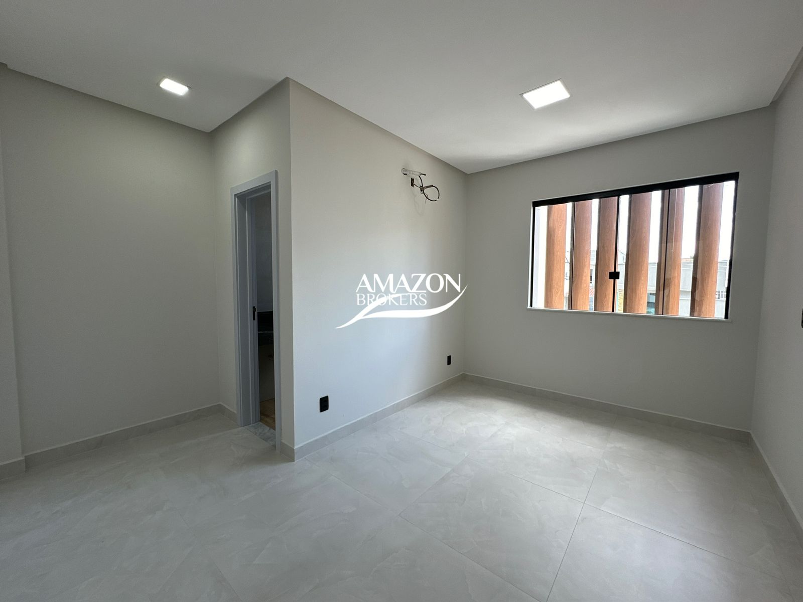 PASSAREDO RESIDENCIAL - CASA DUPLEX 350m2 - DISPONÍVEL PARA VENDA