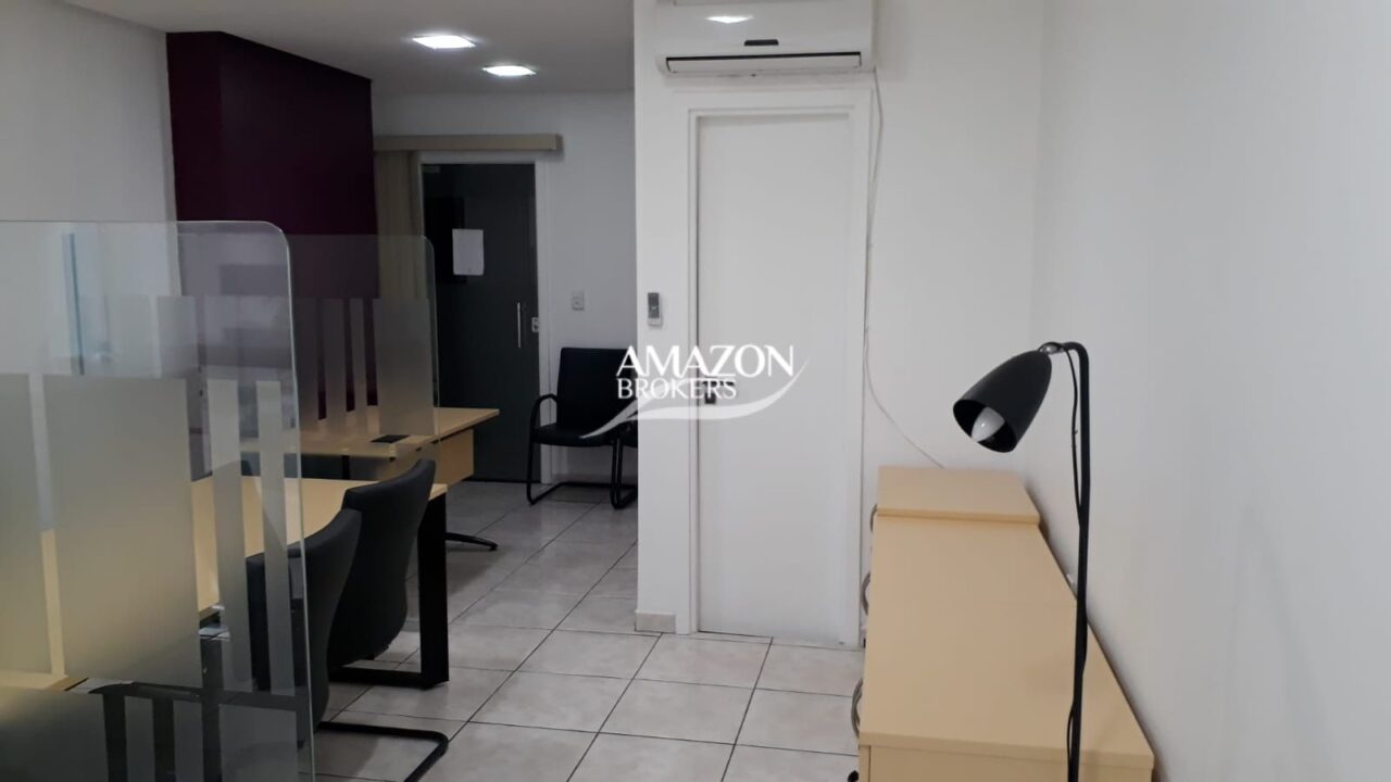 VIEIRALVES BUSINESS CENTER - SALA COMERCIAL 32 m2 MOBILIADA – DISPONÍVEL PARA LOCAÇÃO