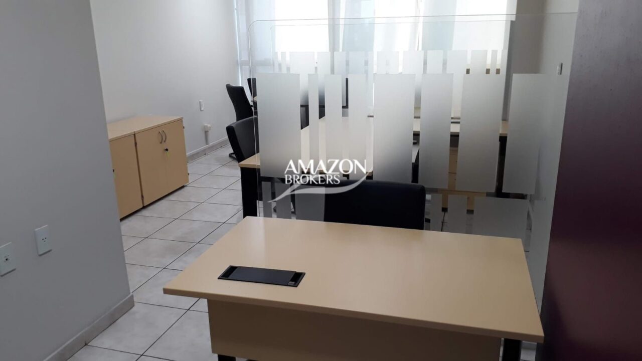 VIEIRALVES BUSINESS CENTER - SALA COMERCIAL 32 m2 MOBILIADA – DISPONÍVEL PARA LOCAÇÃO