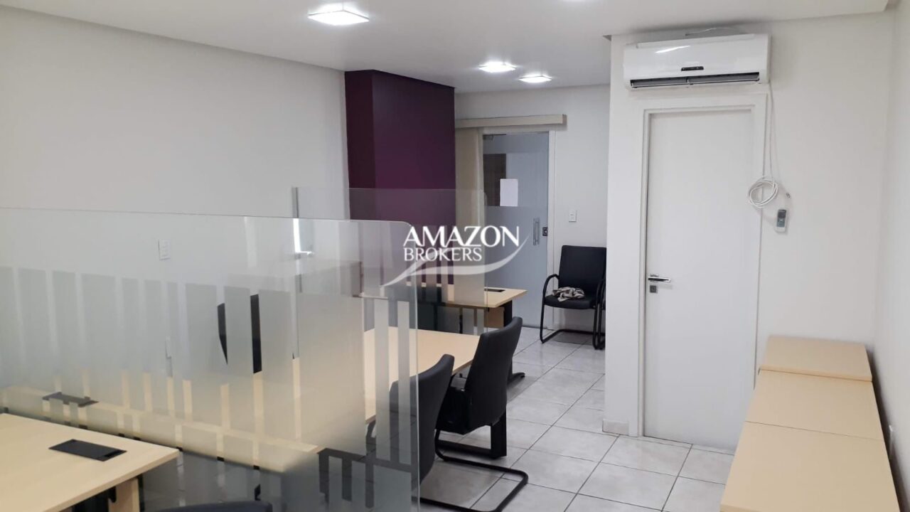 VIEIRALVES BUSINESS CENTER - SALA COMERCIAL 32 m2 MOBILIADA – DISPONÍVEL PARA LOCAÇÃO