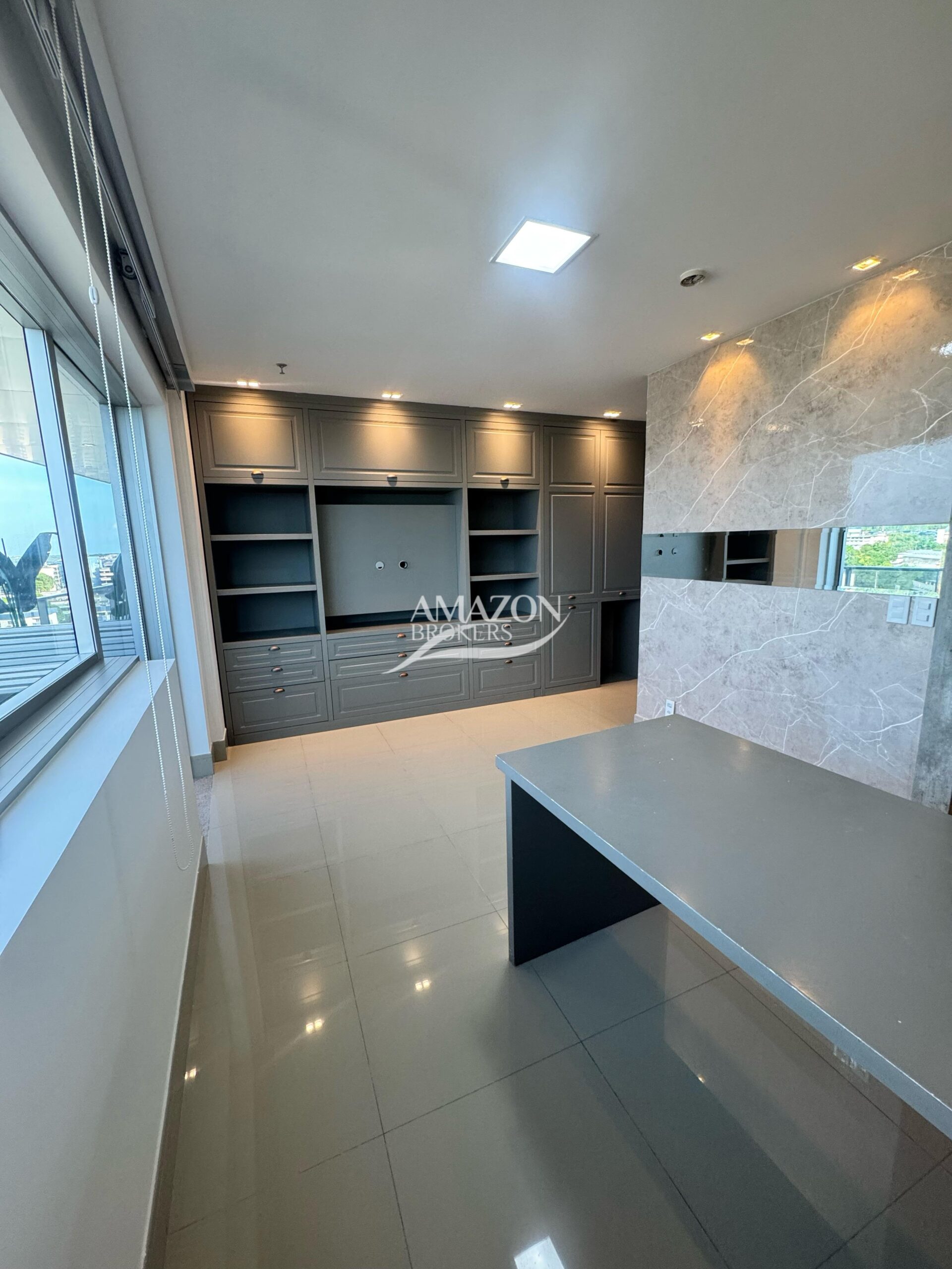 CRISTAL TOWER, ADRIANÓPOLIS – SALA COMERCIAL 42m2 – DISPONÍVEL PARA LOCAÇÃO