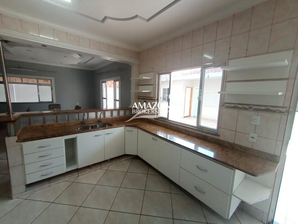 JARDIM SAKURA RESIDENCIAL, PARQUE 10 – CASA DUPLEX 300m2 – DISPONÍVEL PARA LOCAÇÃO