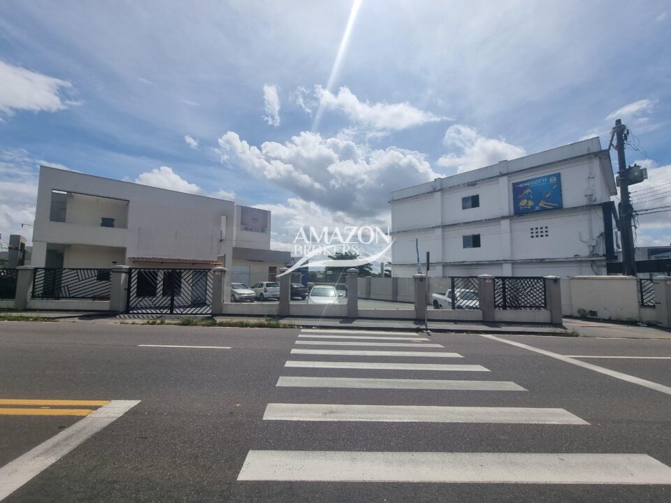 PARQUE 10 - PRÉDIO COMERCIAL 500m2 - DISPONÍVEL PARA LOCAÇÃO