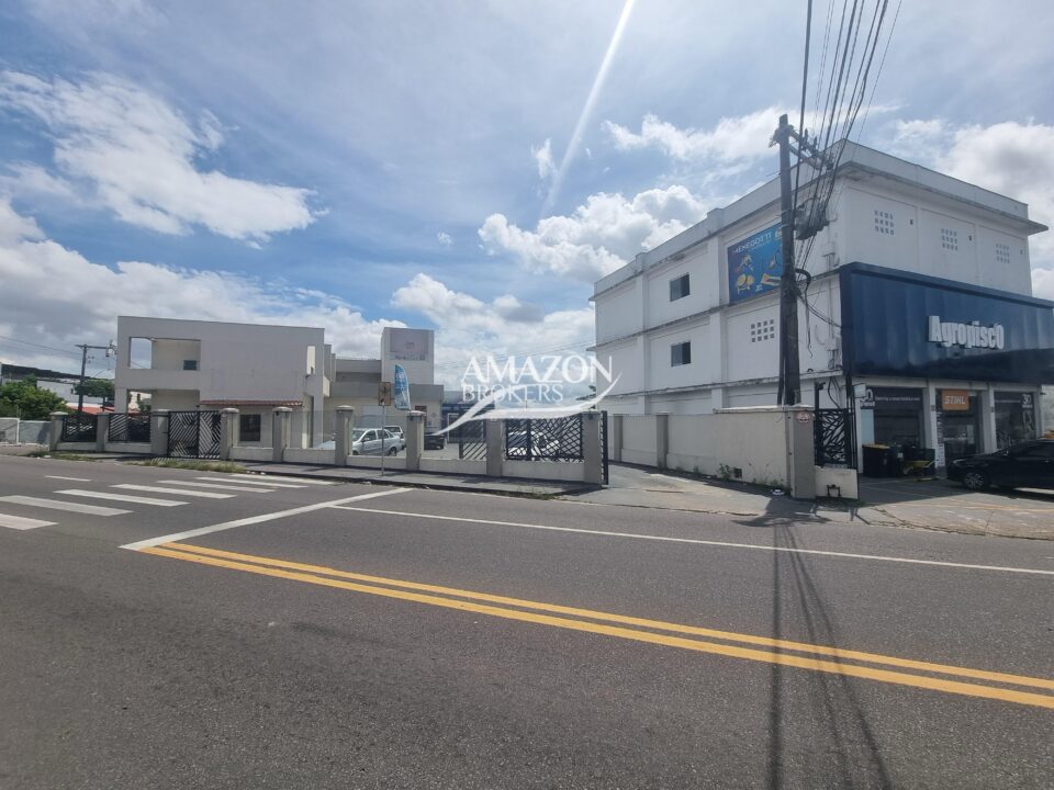 PARQUE 10 - PRÉDIO COMERCIAL 500m2 - DISPONÍVEL PARA LOCAÇÃO