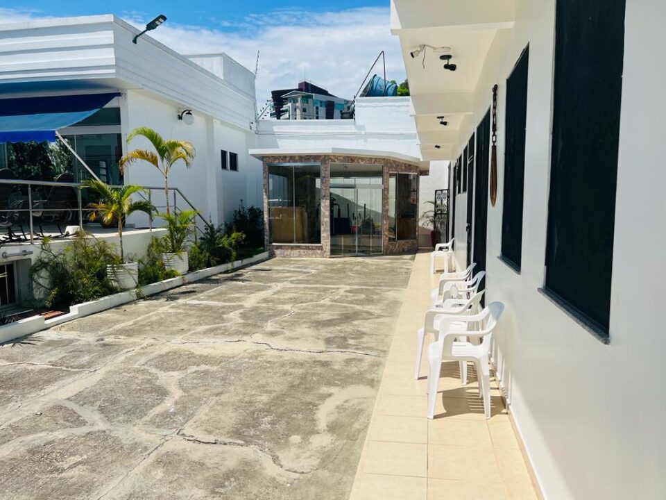 CASA OU PONTO COMERCIAL EM ADRIANÓPOLIS 1.400 m2 – DISPONÍVEL PARA LOCAÇÃO