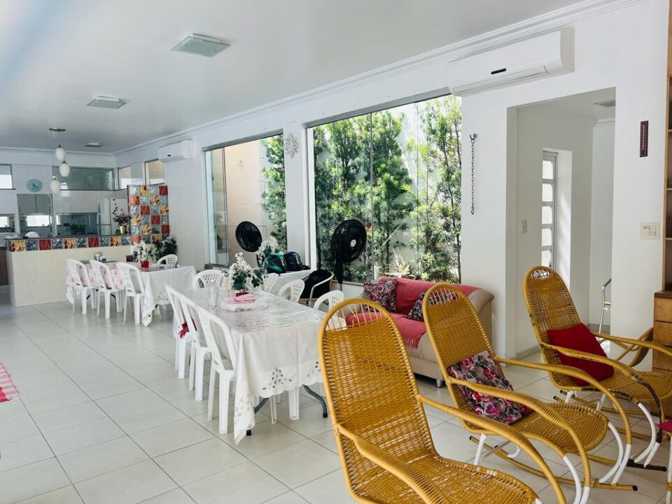 CASA OU PONTO COMERCIAL EM ADRIANÓPOLIS 1.400 m2 – DISPONÍVEL PARA LOCAÇÃO