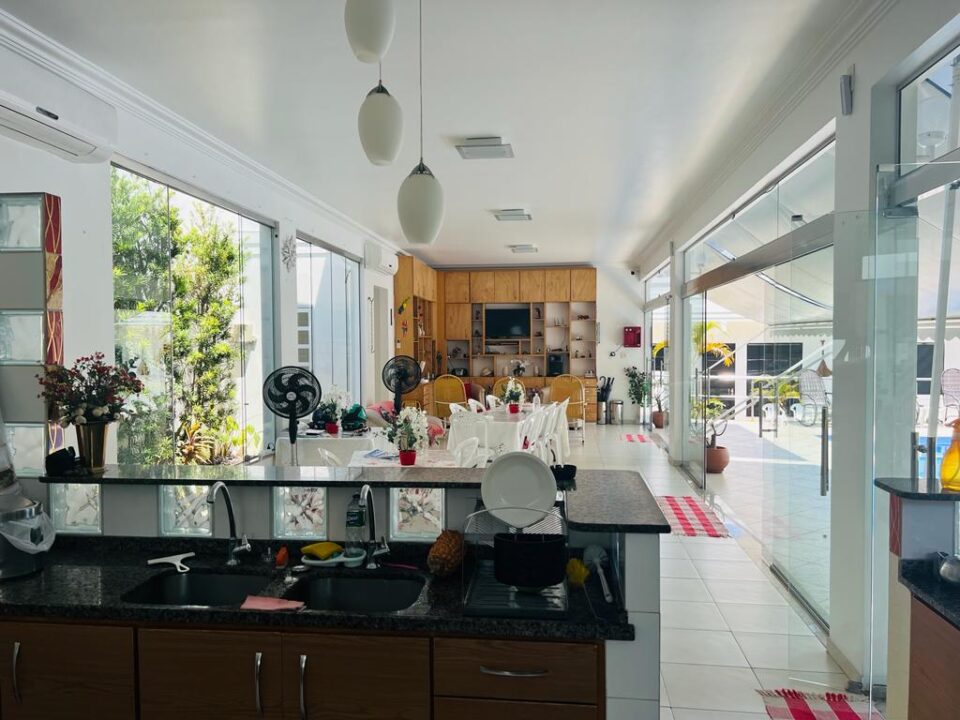 CASA OU PONTO COMERCIAL EM ADRIANÓPOLIS 1.400 m2 – DISPONÍVEL PARA LOCAÇÃO