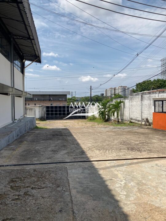 GALPÃO DE 1.000m2 PRÓXIMO À AV. DAS TORRES, PARQUE 10 DE NOVEMBRO – DISPONÍVEL PARA LOCAÇÃO