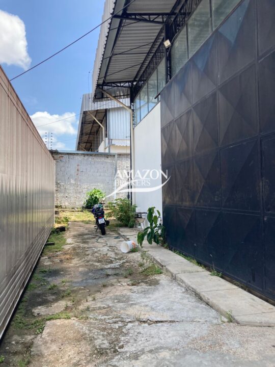 GALPÃO DE 1.000m2 PRÓXIMO À AV. DAS TORRES, PARQUE 10 DE NOVEMBRO – DISPONÍVEL PARA LOCAÇÃO