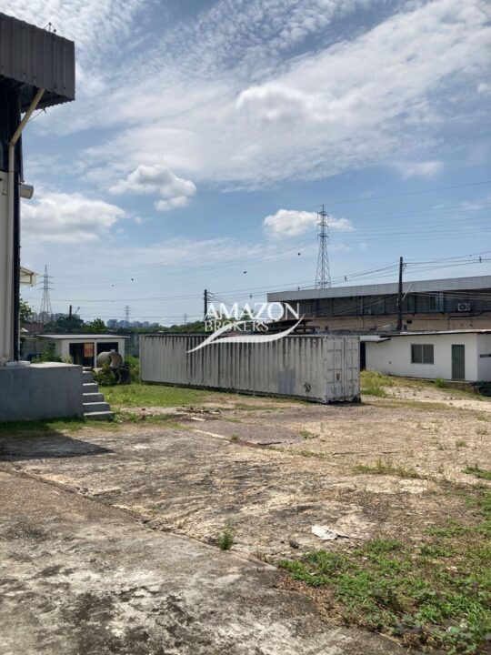 GALPÃO DE 1.000m2 PRÓXIMO À AV. DAS TORRES, PARQUE 10 DE NOVEMBRO – DISPONÍVEL PARA LOCAÇÃO