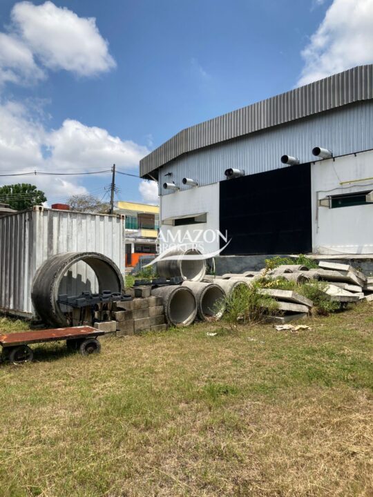 GALPÃO DE 1.000m2 PRÓXIMO À AV. DAS TORRES, PARQUE 10 DE NOVEMBRO – DISPONÍVEL PARA LOCAÇÃO