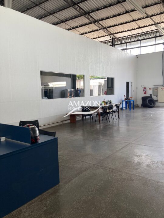 GALPÃO DE 1.000m2 PRÓXIMO À AV. DAS TORRES, PARQUE 10 DE NOVEMBRO – DISPONÍVEL PARA LOCAÇÃO