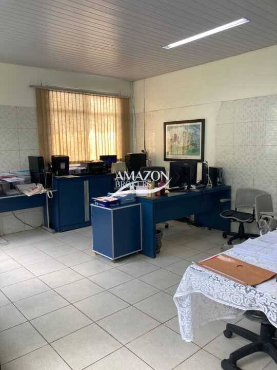 GALPÃO DE 1.000m2 PRÓXIMO À AV. DAS TORRES, PARQUE 10 DE NOVEMBRO – DISPONÍVEL PARA LOCAÇÃO