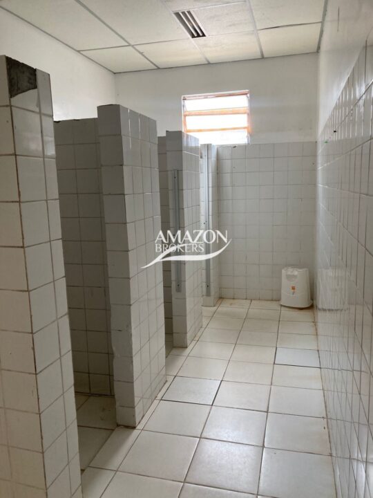 GALPÃO DE 1.000m2 PRÓXIMO À AV. DAS TORRES, PARQUE 10 DE NOVEMBRO – DISPONÍVEL PARA LOCAÇÃO