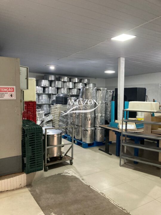 GALPÃO DE 1.000m2 PRÓXIMO À AV. DAS TORRES, PARQUE 10 DE NOVEMBRO – DISPONÍVEL PARA LOCAÇÃO