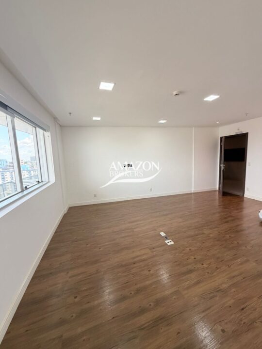 CRISTAL TOWER, ADRIANÓPOLIS – SALA COMERCIAL 85,81 m2 – DISPONÍVEL PARA LOCAÇÃO