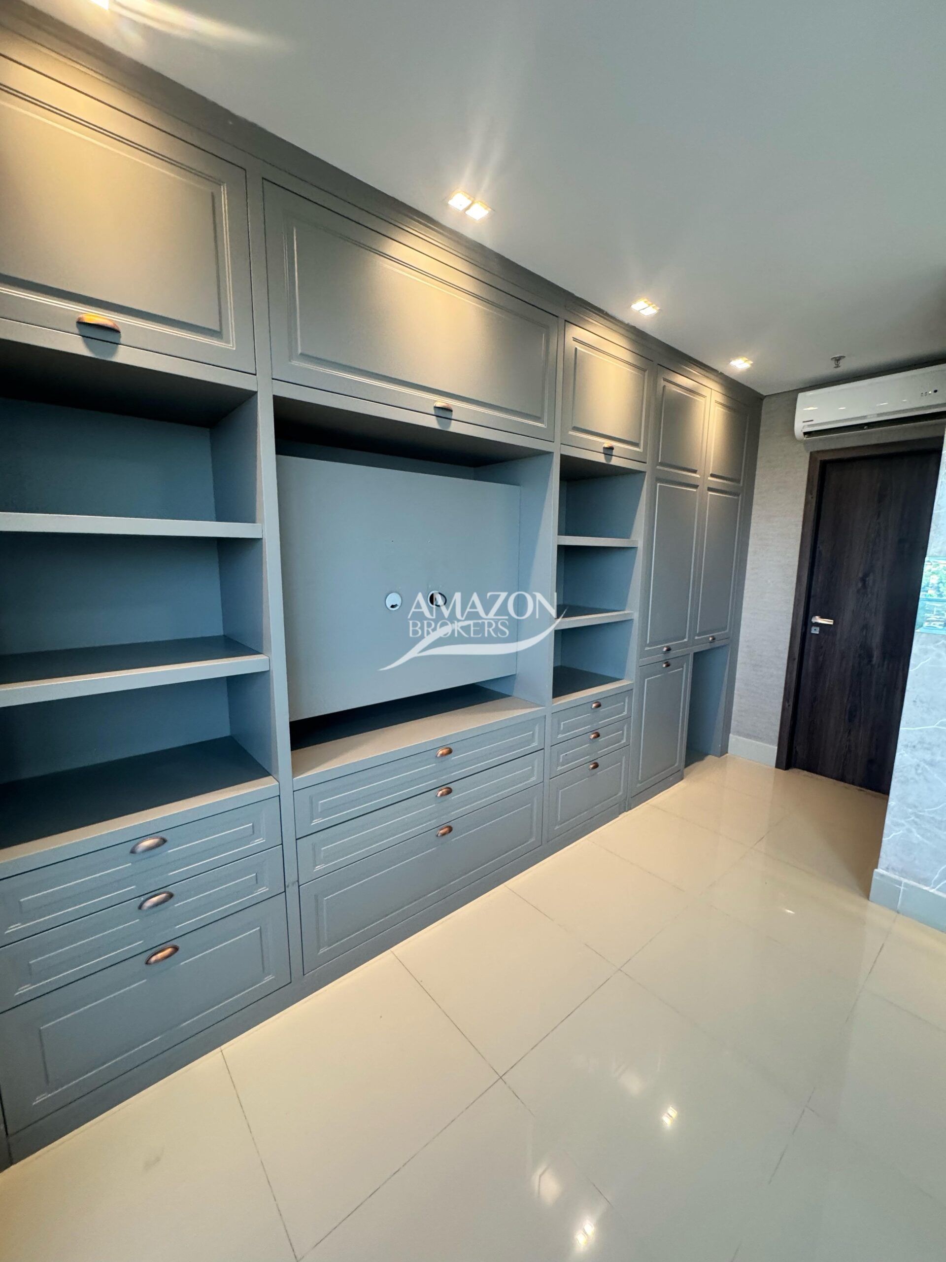 CRISTAL TOWER, ADRIANÓPOLIS – SALA COMERCIAL 42m2 – DISPONÍVEL PARA LOCAÇÃO