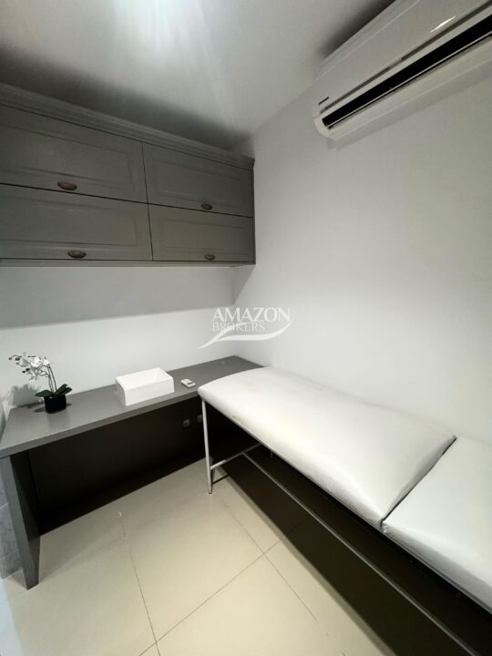 CRISTAL TOWER, ADRIANÓPOLIS – SALA COMERCIAL 42m2 – DISPONÍVEL PARA LOCAÇÃO