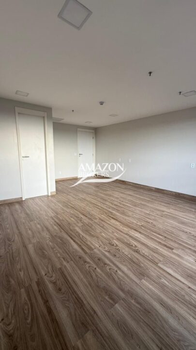 BRITANNIA PARK OFFICES – TORRE STAMFORD, PONTA NEGRA – SALA COMERCIAL 32m2 – DISPONÍVEL PARA LOCAÇÃO