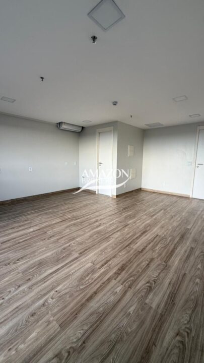 BRITANNIA PARK OFFICES – TORRE STAMFORD, PONTA NEGRA – SALA COMERCIAL 32m2 – DISPONÍVEL PARA LOCAÇÃO