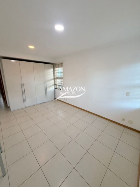 GOLDEN VILLE RESIDENCIAL, NOVO ALEIXO – CASA DUPLEX 181m2 MOBILIADA - DISPONÍVEL PARA LOCAÇÃO