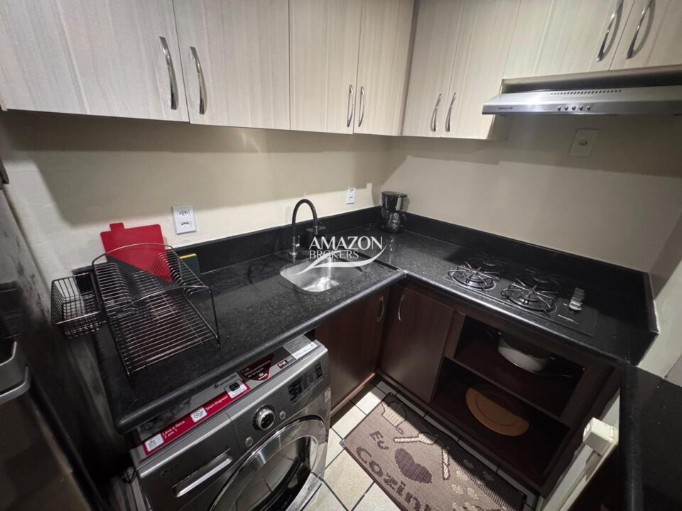 FLAT SEMIMOBILIADO NO HOTEL ADRIANÓPOLIS – DISPONÍVEL PARA VENDA