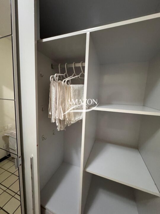 FLAT SEMIMOBILIADO NO HOTEL ADRIANÓPOLIS – DISPONÍVEL PARA VENDA