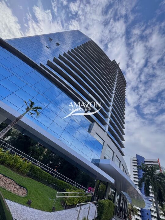 SALA COMERCIAL MOBILIADA 69m2 NO EDIFÍCIO CRISTAL TOWER, ADRIANÓPOLIS - DISPONÍVEL PARA LOCAÇÃO