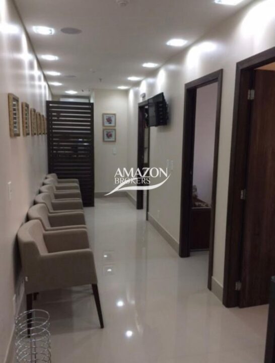 SALA COMERCIAL 72m2 NO EDIFÍCIO CRISTAL TOWER, ADRIANÓPOLIS - DISPONÍVEL PARA LOCAÇÃO