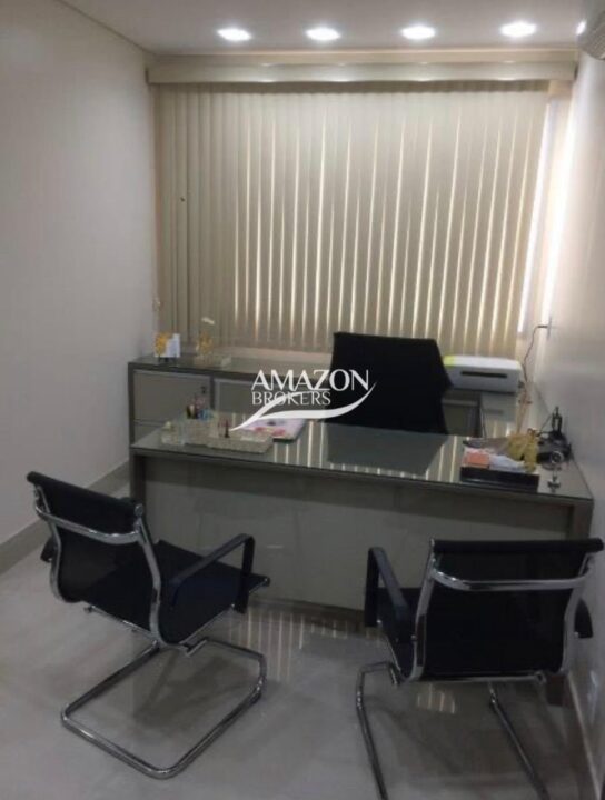 SALA COMERCIAL 72m2 NO EDIFÍCIO CRISTAL TOWER, ADRIANÓPOLIS - DISPONÍVEL PARA LOCAÇÃO