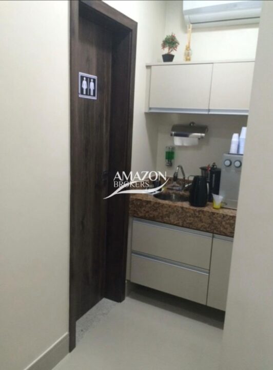 SALA COMERCIAL 72m2 NO EDIFÍCIO CRISTAL TOWER, ADRIANÓPOLIS - DISPONÍVEL PARA LOCAÇÃO