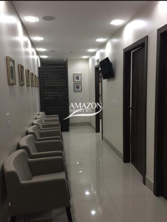 SALA COMERCIAL 72m2 NO EDIFÍCIO CRISTAL TOWER, ADRIANÓPOLIS - DISPONÍVEL PARA LOCAÇÃO