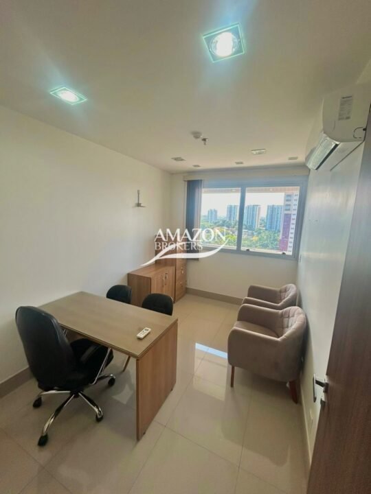 SALA COMERCIAL 72m2 NO EDIFÍCIO CRISTAL TOWER, ADRIANÓPOLIS - DISPONÍVEL PARA LOCAÇÃO