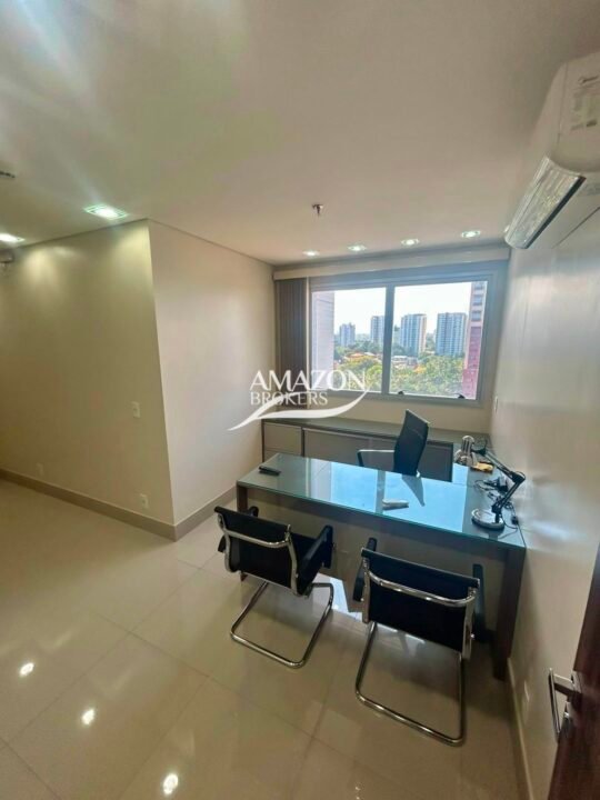 SALA COMERCIAL 72m2 NO EDIFÍCIO CRISTAL TOWER, ADRIANÓPOLIS - DISPONÍVEL PARA LOCAÇÃO