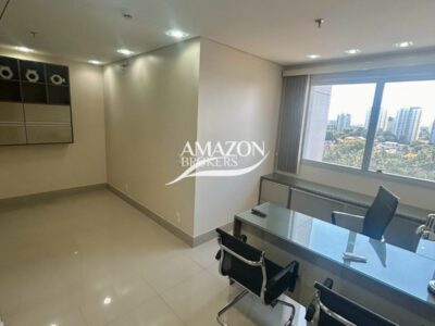 SALA COMERCIAL 72m2 NO EDIFÍCIO CRISTAL TOWER, ADRIANÓPOLIS - DISPONÍVEL PARA LOCAÇÃO