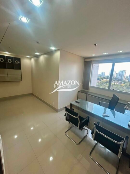 SALA COMERCIAL 72m2 NO EDIFÍCIO CRISTAL TOWER, ADRIANÓPOLIS - DISPONÍVEL PARA LOCAÇÃO
