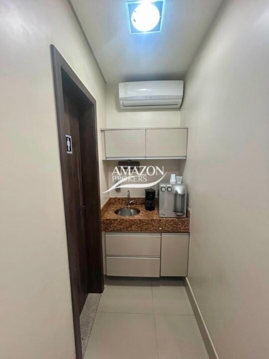 SALA COMERCIAL 72m2 NO EDIFÍCIO CRISTAL TOWER, ADRIANÓPOLIS - DISPONÍVEL PARA LOCAÇÃO