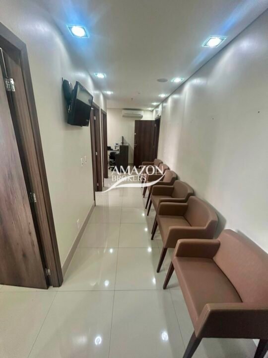 SALA COMERCIAL 72m2 NO EDIFÍCIO CRISTAL TOWER, ADRIANÓPOLIS - DISPONÍVEL PARA LOCAÇÃO