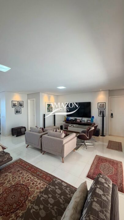 CONDOMÍNIO SAINT ROMAIN, BAIRRO NOSSA SENHORA DAS GRAÇAS - APARTAMENTO SEMIMOBILIADO 210m2 - DISPONÍVEL PARA VENDA
