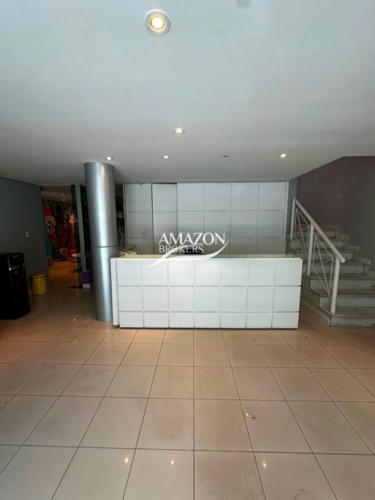 CLÍNICA/PONTO COMERCIAL 350m2 LOCALIZADO NO BAIRRO ADRIANÓPOLIS - DISPONÍVEL PARA LOCAÇÃO