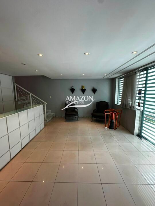CLÍNICA/PONTO COMERCIAL 350m2 LOCALIZADO NO BAIRRO ADRIANÓPOLIS - DISPONÍVEL PARA LOCAÇÃO