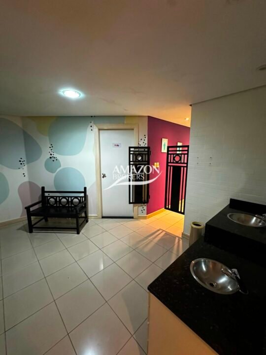 CLÍNICA/PONTO COMERCIAL 350m2 LOCALIZADO NO BAIRRO ADRIANÓPOLIS - DISPONÍVEL PARA LOCAÇÃO