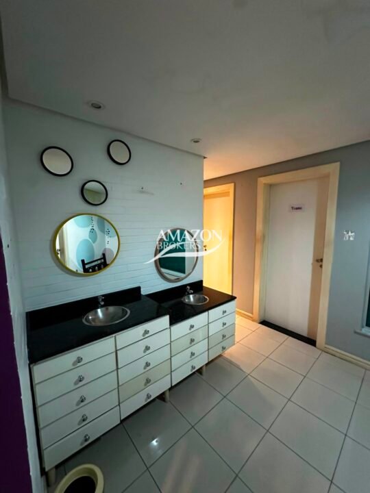 CLÍNICA/PONTO COMERCIAL 350m2 LOCALIZADO NO BAIRRO ADRIANÓPOLIS - DISPONÍVEL PARA LOCAÇÃO