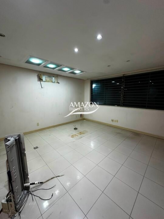 CLÍNICA/PONTO COMERCIAL 350m2 LOCALIZADO NO BAIRRO ADRIANÓPOLIS - DISPONÍVEL PARA LOCAÇÃO