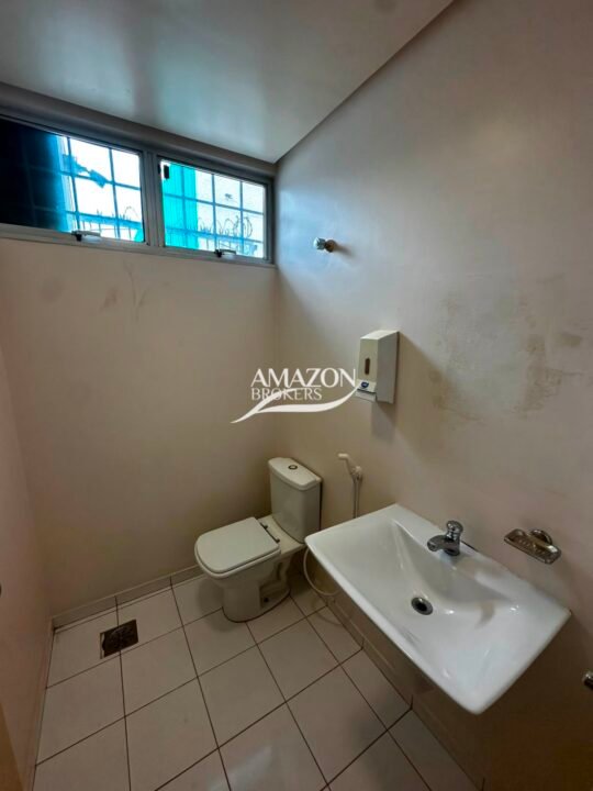 CLÍNICA/PONTO COMERCIAL 350m2 LOCALIZADO NO BAIRRO ADRIANÓPOLIS - DISPONÍVEL PARA LOCAÇÃO