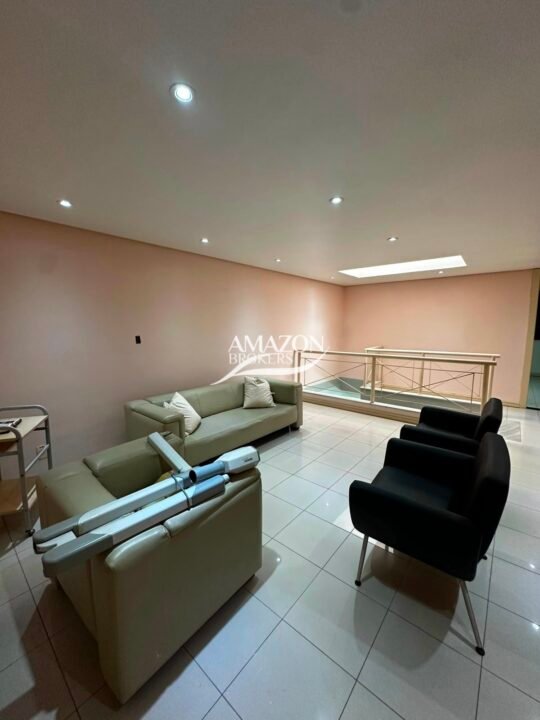 CLÍNICA/PONTO COMERCIAL 350m2 LOCALIZADO NO BAIRRO ADRIANÓPOLIS - DISPONÍVEL PARA LOCAÇÃO