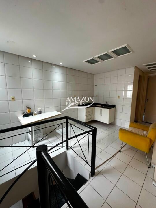 CLÍNICA/PONTO COMERCIAL 350m2 LOCALIZADO NO BAIRRO ADRIANÓPOLIS - DISPONÍVEL PARA LOCAÇÃO