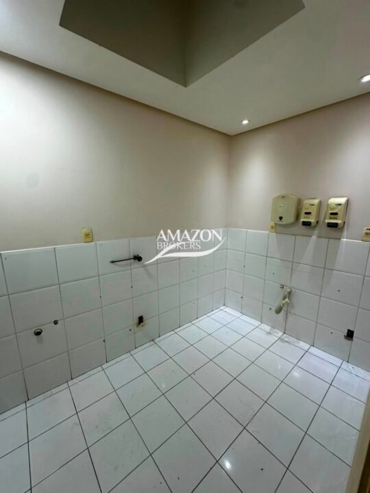 CLÍNICA/PONTO COMERCIAL 350m2 LOCALIZADO NO BAIRRO ADRIANÓPOLIS - DISPONÍVEL PARA LOCAÇÃO